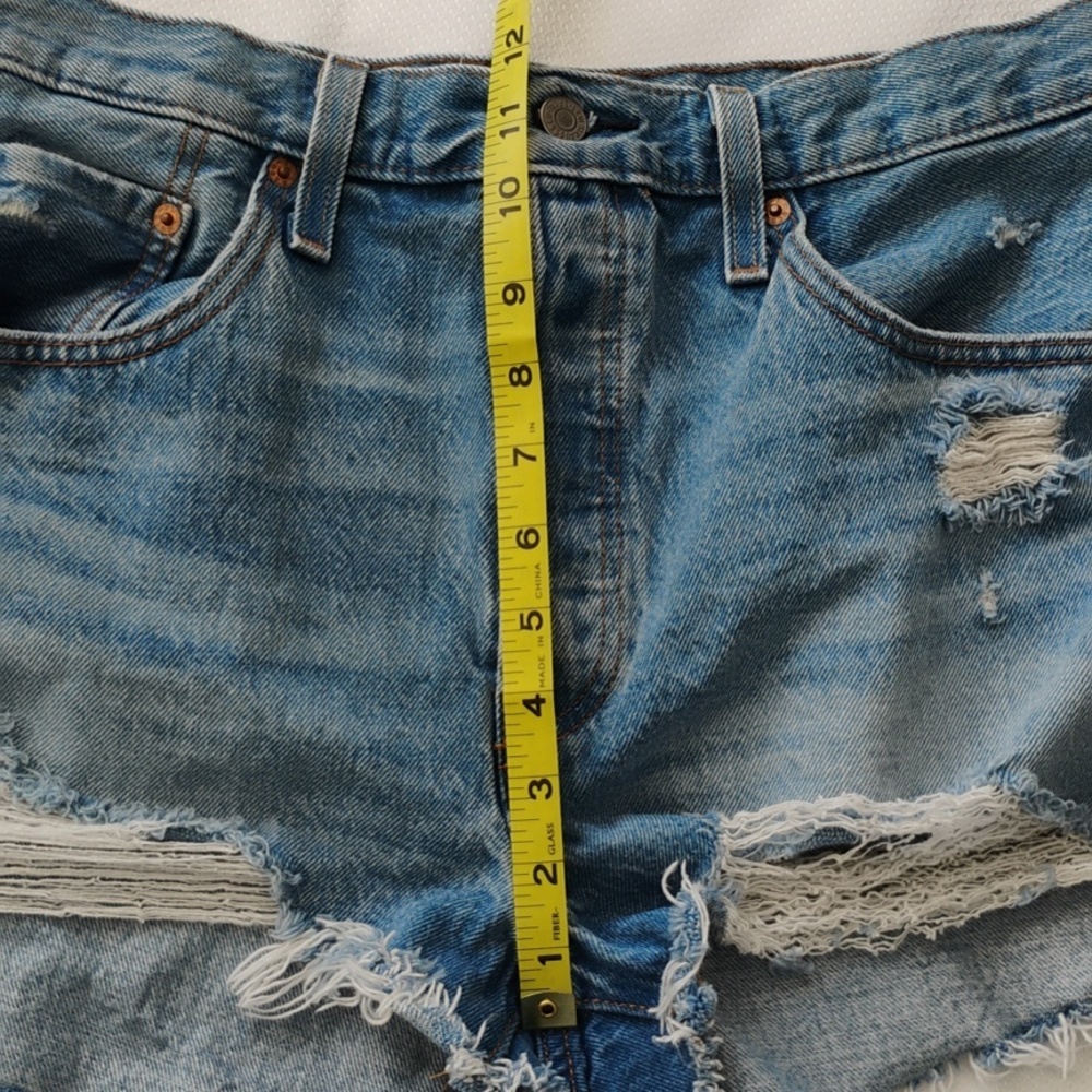 Levis 501 Original Shorts Distressed High-Rise Medium Wash Shorts Waist Size 30 - Picture 8 of 11